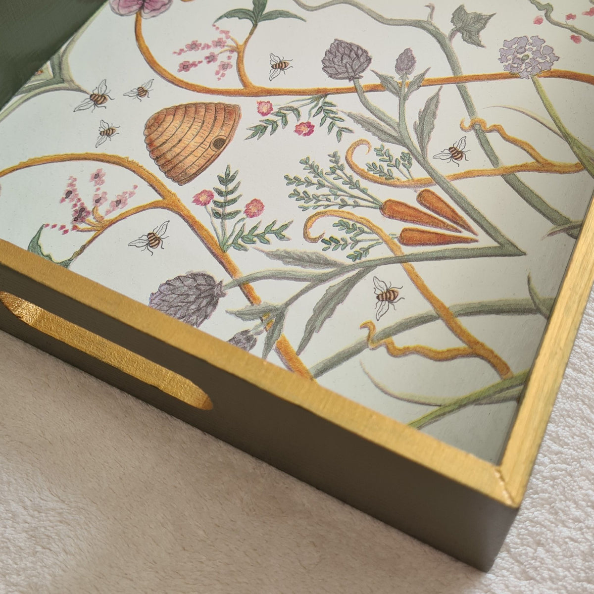 Close-up of Guild Lane Super GILD Gold showing its highly pigmented reflective metallic finish on edging of wooden Potagerie serving tray.