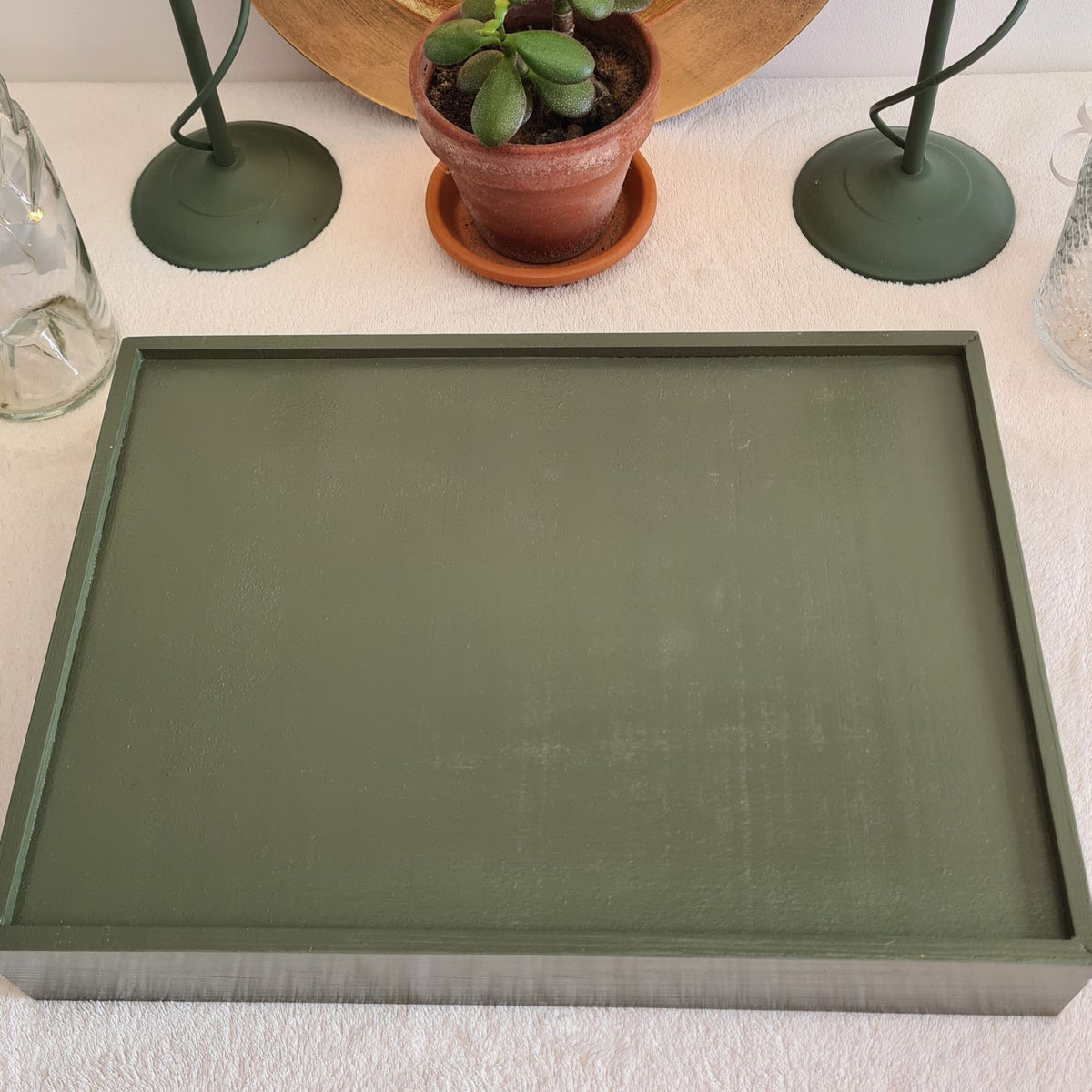 Reverse of The Chateau Potagerie botanical design and metallic gold edging on a handcrafted wooden serving tray.